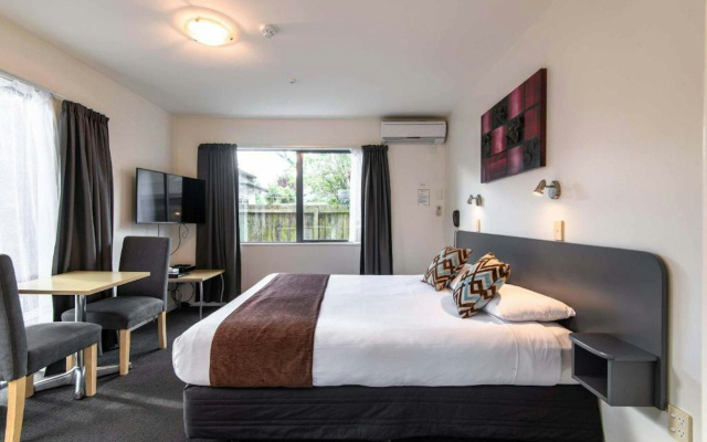 298 Westside Motor Lodge