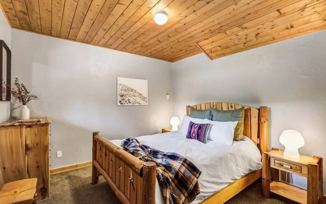 Private Luxurious Cabin w spa Near Breckenridge