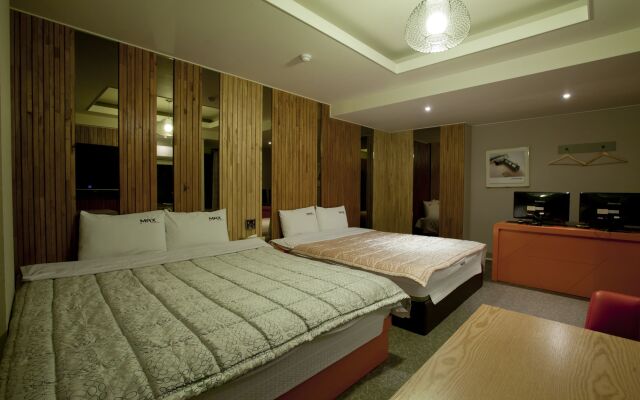 Max Motel