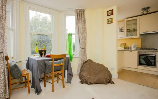 Beautiful 2 Bedroom Apartment in Kennington