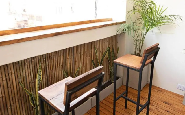 "El Farolito Apartment"