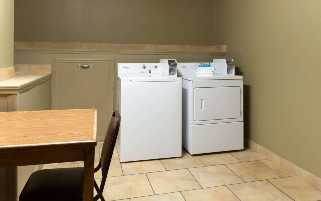 Super 8 by Wyndham Radcliff Ft. Knox Area