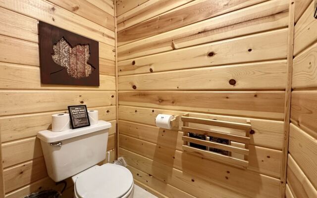 Chipmunk Lodge 2 Bedroom Home by NW Comfy Cabins by RedAwning