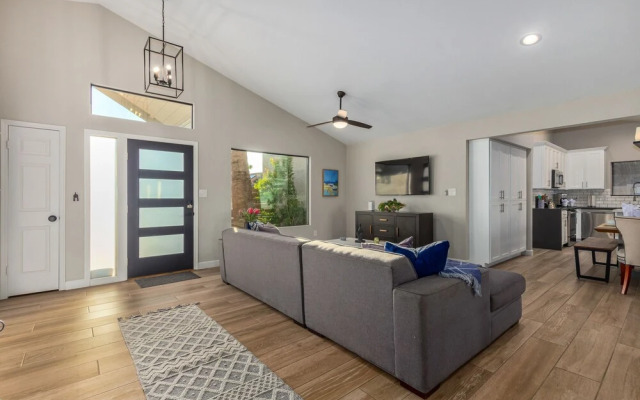 110th Scottsdale 3 Bedroom Home by RedAwning