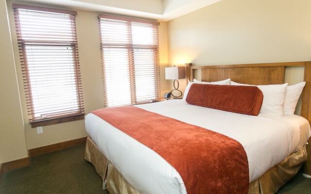 Comfort and Convenience in this Spacious Unit by RedAwning - Save 20% on 7+ Nights!