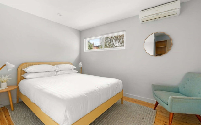 Modern 1-bed Pad Minutes Away From Beach – Guest Rooms – Sydney