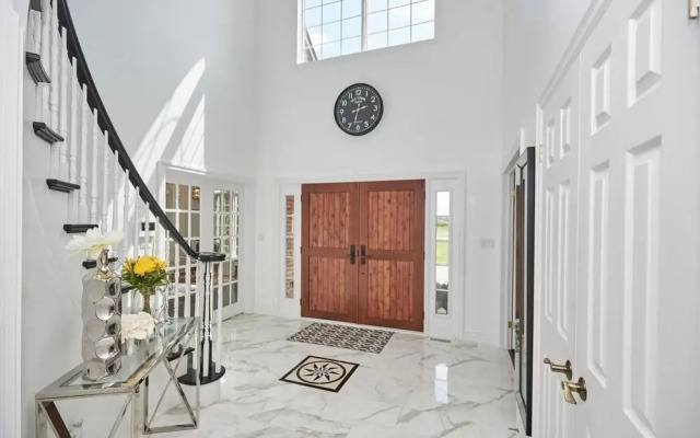 Gorgeous Victoria Villa w Private Pool Orchard