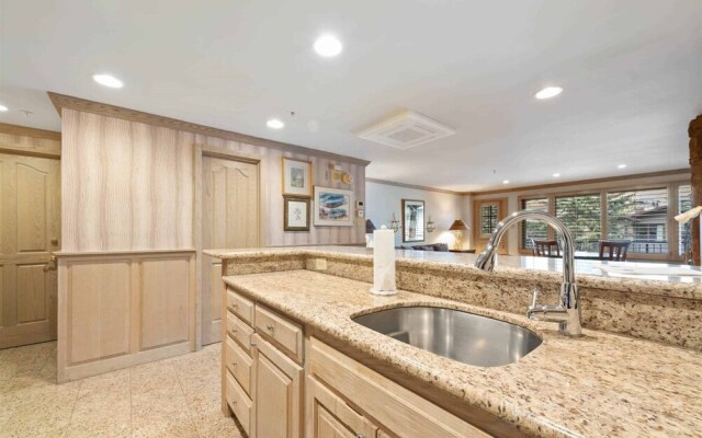 Cozy 2 Bedroom Slopeside Mountain Residence in Vail Village Just Steps From Gondola 1