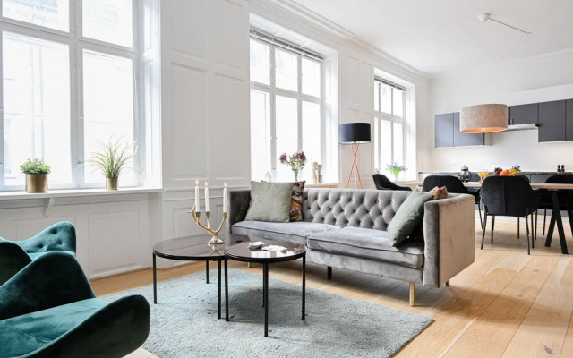 Sanders Arrow - Chic 3-bdr Apt w City View