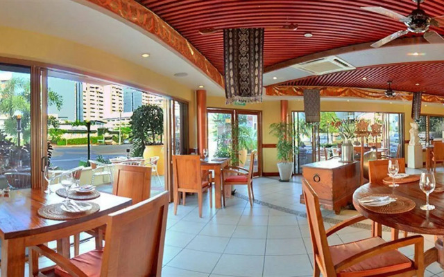 Bay Village Tropical Retreat & Apartments