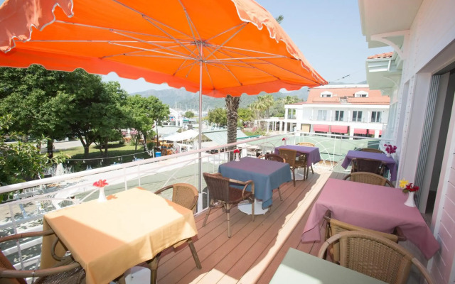 Dedeminn Marina Hotel