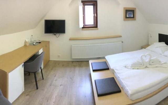 Hotel 100