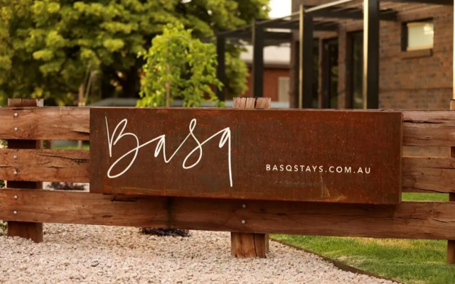 Basq Stays
