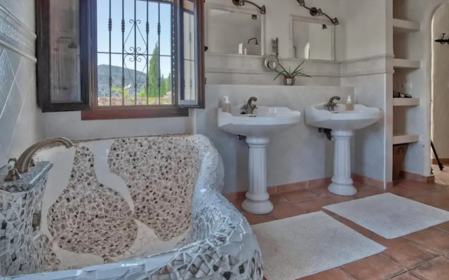 Luxury 4-bedroom villa, private pool and outhouse