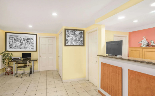 Super 8 by Wyndham Sumter