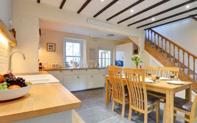 Restful Holiday Home in Glandwr near River