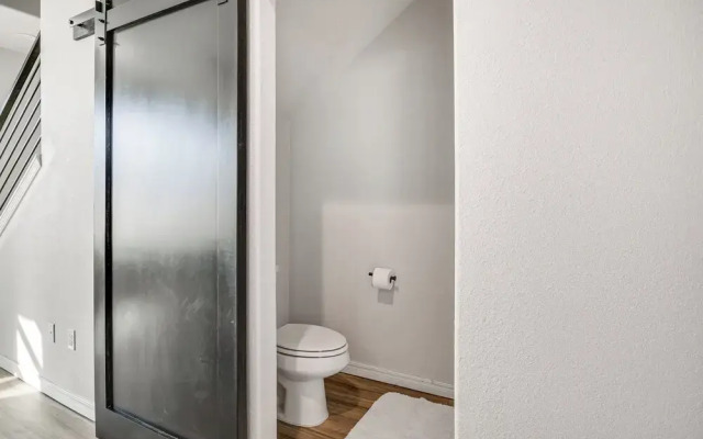 Pets Welcome: Newly Built Abode in Canyon!