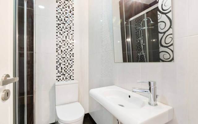Spacious 1 Bed Apt w/Balcony, Sleeps 3
