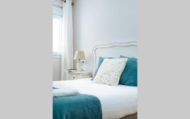 Hostly Sol 2bdr flat with patio in Seville center