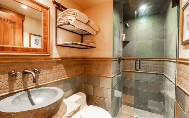 Village Center 5h 3 Bedroom Condo