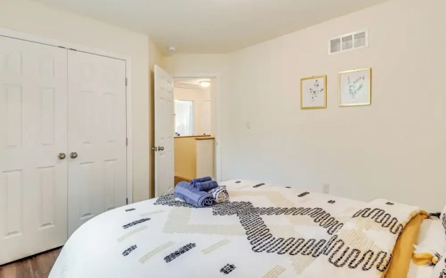 5 Mi to Lake: Modern Tobyhanna Retreat!