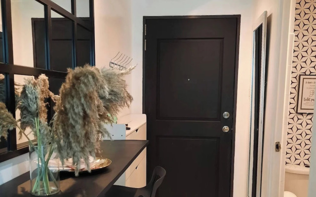 Stylish Condo at Mezza 1 With Fast Wifi & Netflix