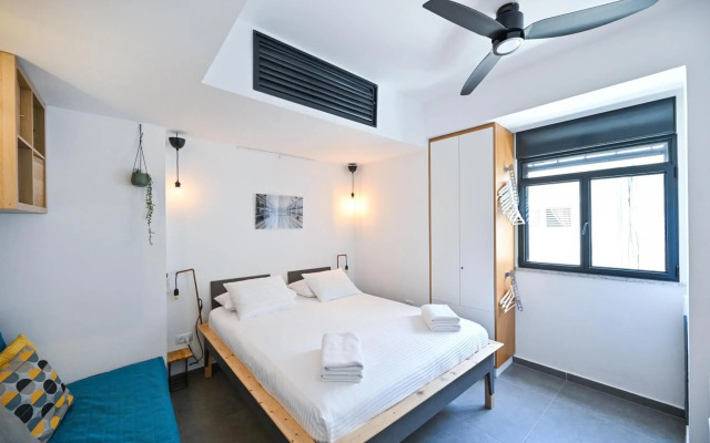 Luna Moona by HolyGuest