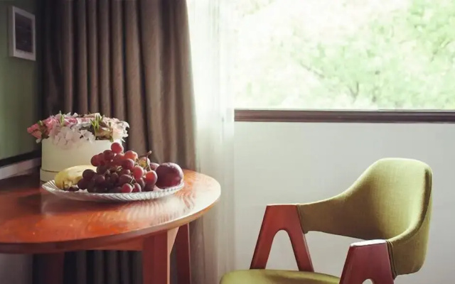 Yurong West Lake Cottage Resort