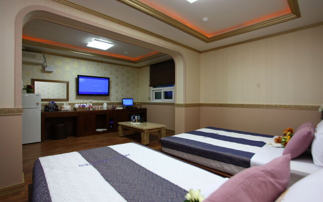 Q Hotel