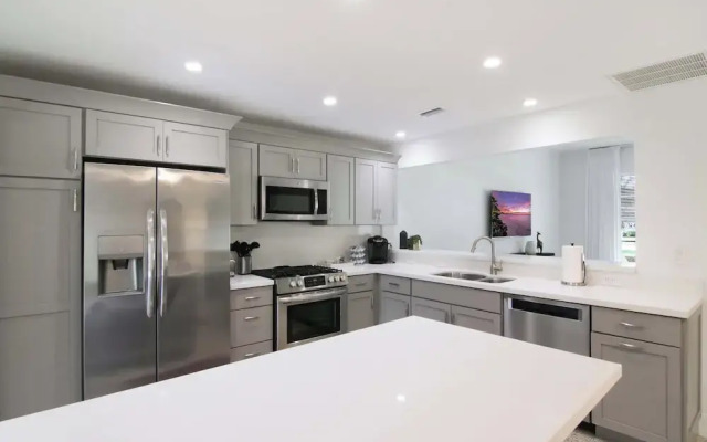 La Casa Blanca Minutes From the Beach!