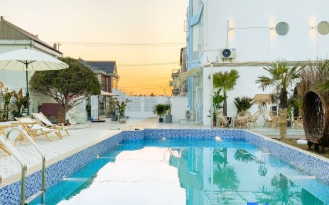 Left bank•la vie Pool Resort