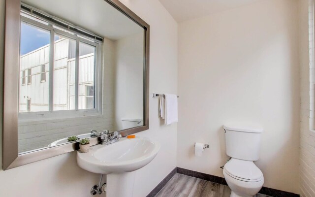 TWO CozySuites Apt w Skybridge Access 4