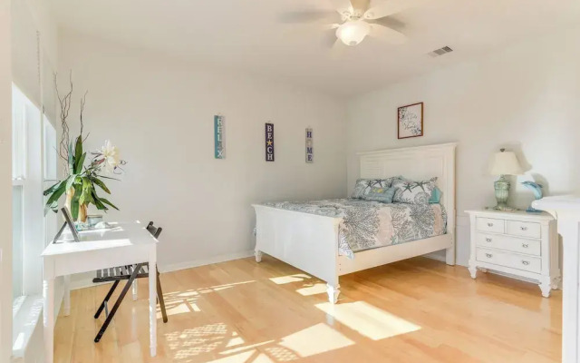 Seabrook Getaway w/ Balconies & Bay Views!