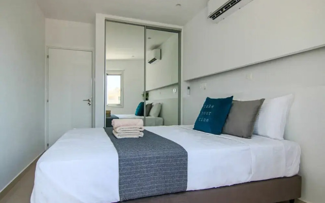 Phaedrus Living: Seaside Luxury Flat Lighthouse 65