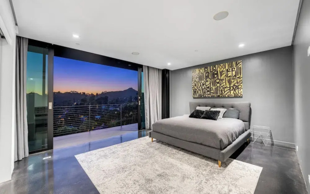 Glass Mansion - Chic Glass Villa in LA Hills With Views, Style & Serenity