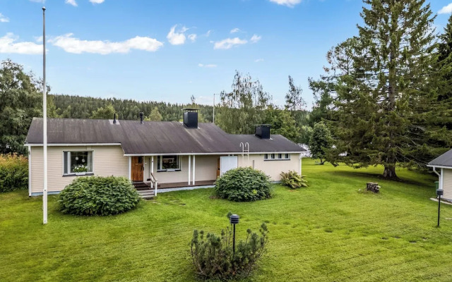 Spacious 3BR House - River View & Sauna