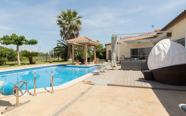Delux Villa in Vilacolum With Swimming Pool