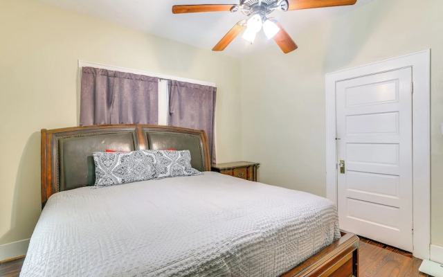 ~ Half-mi to Galveston Seawall: Apartment w/ Deck!