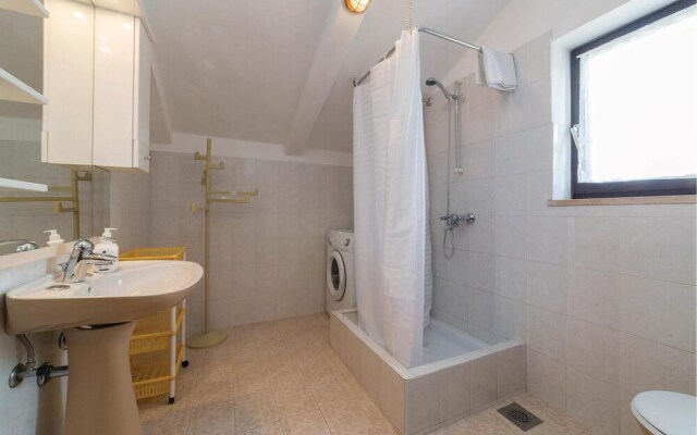 Awesome Home in Tar With Wifi and 3 Bedrooms