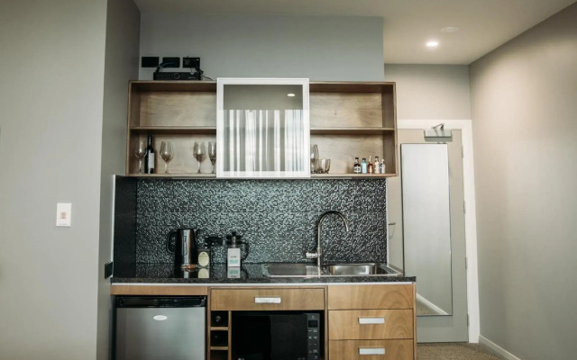 King and Queen Hotel Suites