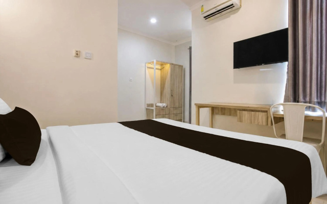 Super OYO Collection O 90023 Damar Kusumo Guest House – Guest Rooms – Sleman