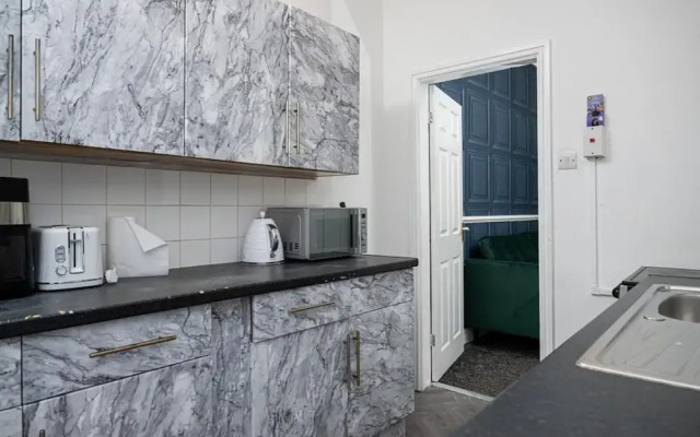 4-bedroom- Stoke-on-trent Sleeps 8- pet Friendly