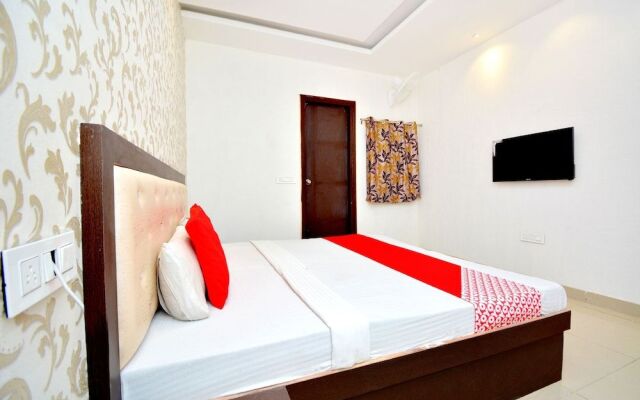 OYO 40005 Corner House