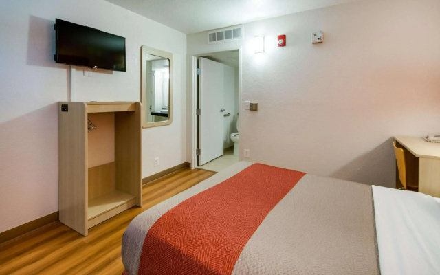 Motel 6 Lenexa, KS - Kansas City Southwest