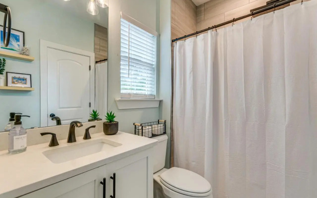 1 Mi to Dtwn: Pet-friendly Pensacola Getaway!
