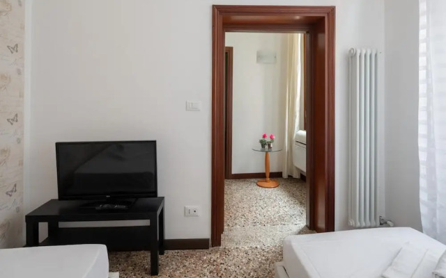 Venice Grand Canal Style Apt 2 by Wonderful Italy