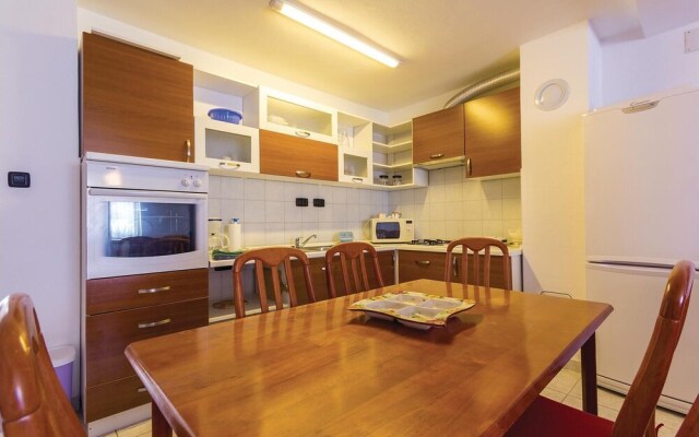 Nice Home in Liznjan With Wifi and 6 Bedrooms