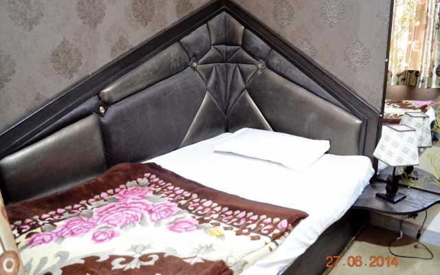 Lucky Restaurant And Guest House – Guest Rooms – Agra