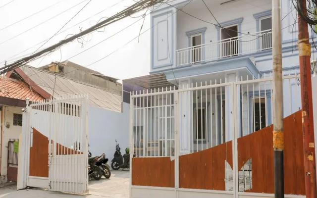 RedDoorz near Stasiun Palmerah