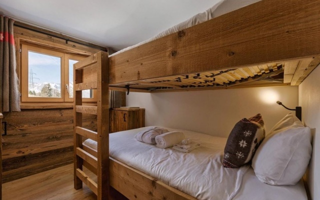 Chalet Capricorne -impeccable Ski in out Chalet With Sauna and Views – Guest Rooms – La Tzoumaz